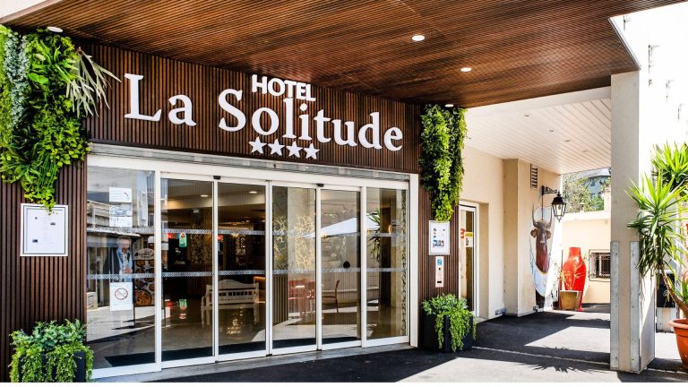 La Solitude Outside